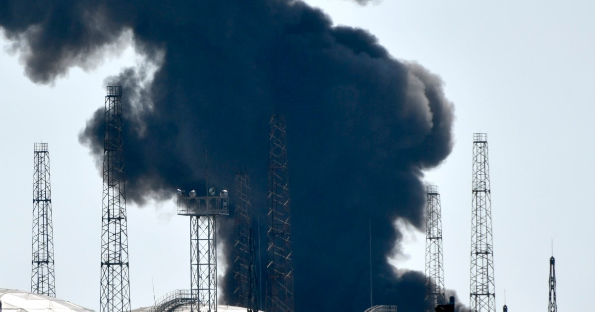 У Нижньогородській області РФ після ударів дронів горять два нафтових резервуари - супутникове фото