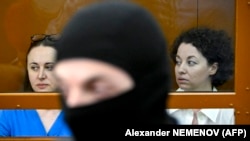  Светлана Петрийчук и Евгения Беркович в зале суда