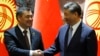 Președintele kârgâz Sadir Japarov (stânga) și președintele chinez Xi Jinping.