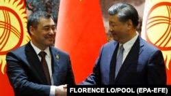 Președintele kârgâz Sadir Japarov (stânga) și președintele chinez Xi Jinping.