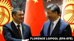 Қырғызстан президенті Садыр Жапаров (сол жақта) пен Қытай басшысы Си Цзиньпин.