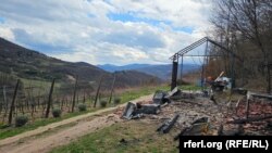 Nenad Radosavlević tvrdi da mu je drvena kuća - neka vrsta vikendice - potpuno izgorela.