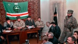 Пресс-конференция представителей ЧРИ, слева направо: Ахмед Закаев, Руслан Гелаев, Дауд Ахмадов. 20 октября 1995 года. Фото: Александр Неменов
