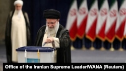 آیت الله خامنه‌ای رهبر ارشد ایران در حال دادن رای در انتخابات 