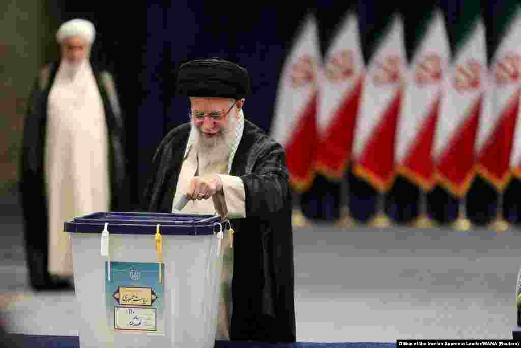 Верховный лидер Ирана аятолла Али Хаменеи опускает бюллетень в урну. Выборы в Иране жестко контролируются: кандидаты предварительно отбираются неизбираемым органом, в котором доминируют сторонники жесткой линии