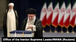 Lideri suprem i Iranit, Ayatollah Khamenei, voton në rundin e parë të zgjedhjeve presidenciale në Iran, 28 qershor 2024.