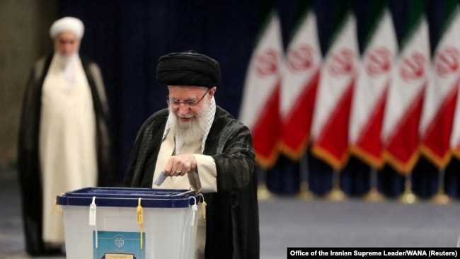 Върховният лидер на Иран аятолах Али Хаменей гласува по време на президентските избори в Техеран, Иран, 28 юни 2024 г.