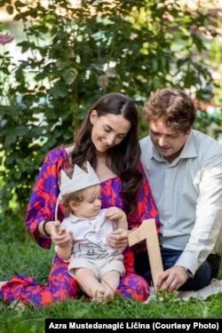 Azra Mustedanagić Ličina i njen muž sa djetetom, ustupljena fotografija iz porodičnog albuma