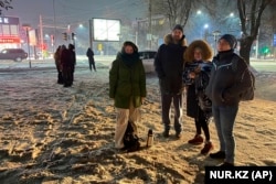 Люди стоят на улице после землетрясения. Алматы, 23 января 2024 года