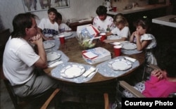Masa cu noua familie a lui Izidor, anii '90.