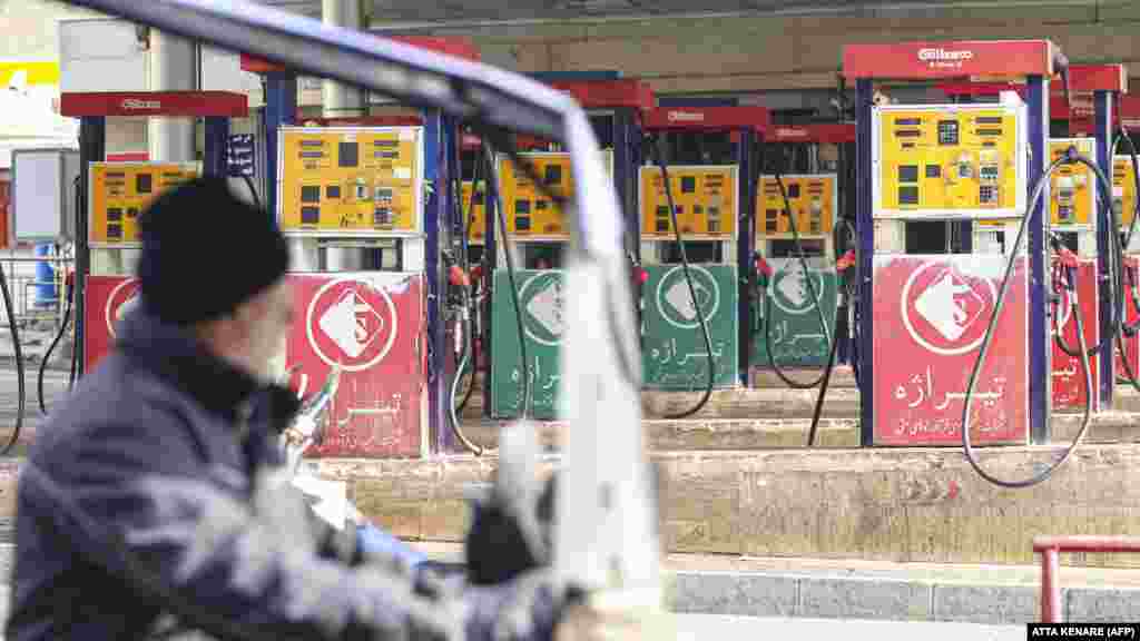  Ljudi čekaju na benzinskoj pumpi u Teheranu gdje je poremećena distribucija goriva u 60 posto iranskih benzinskih pumpi. Do poremećaja je došlo zbog &quot;moguće sabotaže&quot;, izvještavaju državni mediji. &nbsp; 