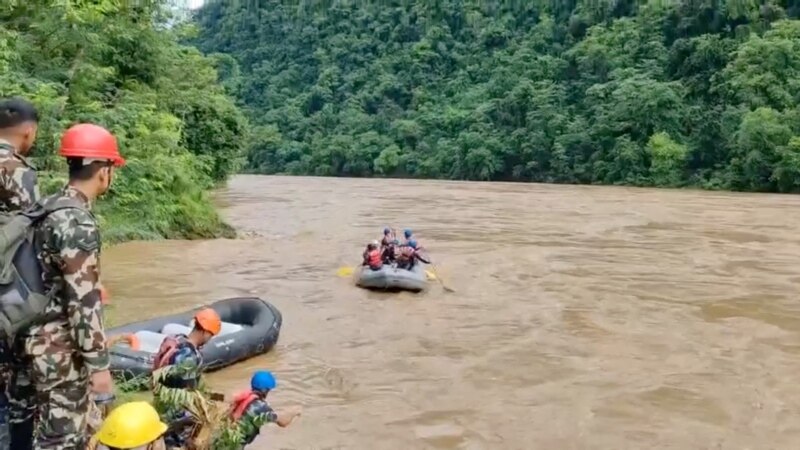 В Непале из-за оползня автобусы с десятками людей упали в реку