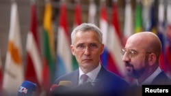 Jens Stoltenberg NATO-főtitkár és Charles Michel, az Európai Tanács elnöke újságíróknak nyilatkozik az Európai Unió vezetőinek brüsszeli csúcstalálkozóján, 2023. június 29-én