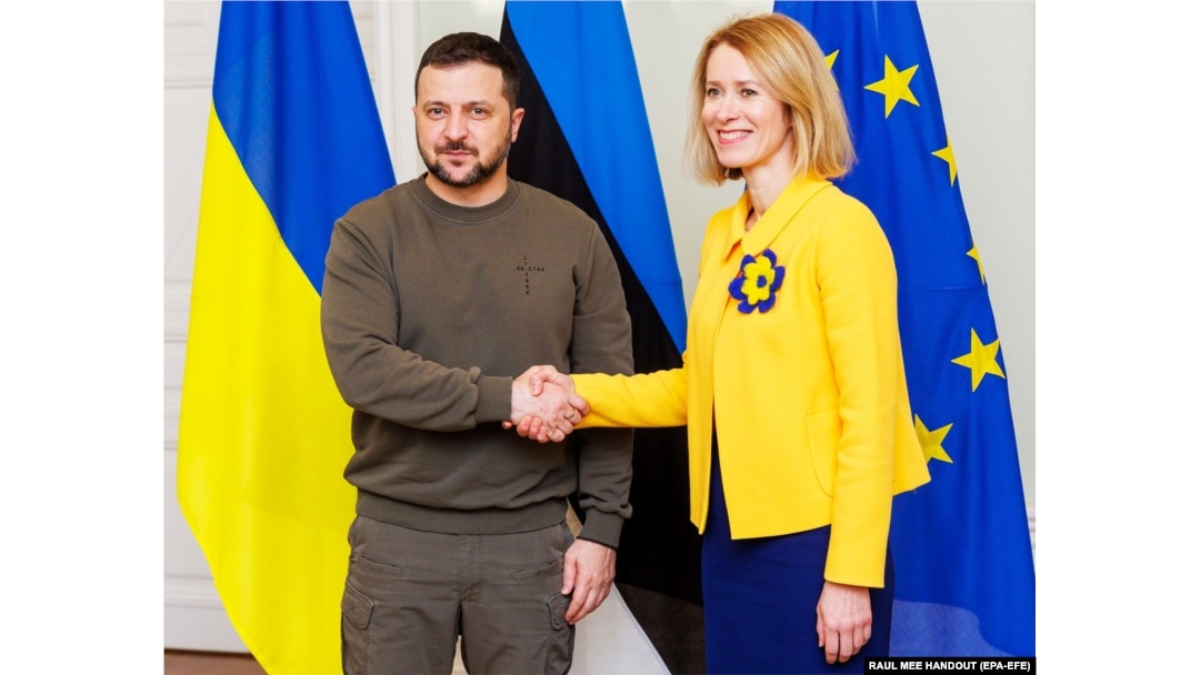 Kallas se întâlnește cu liderul de la Kiev, Volodimir Zelenski, în ianuarie 2024. Ea a sugerat că Occidentul ar fi trebuit să ofere ajutor militar Ucrainei chiar înainte de invazia rusă din 2022, așa cum a făcut Estonia.