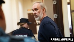 Иоанн Курмояров после очередного заседания суда в Петербурге 