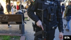 Въоръжен с автомат патрулира в центъра на София след инцидентите с участие на чуждестранни студенти 