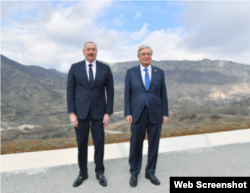 Әзербайжан президенті Илхам Әлиев (сол жақта) және Қазақстан президенті Қасым-Жомарт Тоқаев