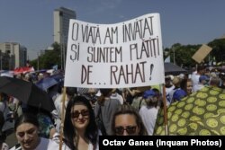 Una din mesajele sugestive ale profesorilor care au iești în stradă săptămâna trecută pentru a-și manifesta nemulțumirile.