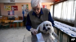 Човек гласа на избирачко место во Атина, Грција, 21 мај, 2023