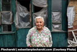 Лидия, 90-летняя женщина из Часова Яра. Её соседи давно покинули свои дома, а она считала, что никому не нужна, и хотела умереть в своём доме. Ноябрь 2023 года