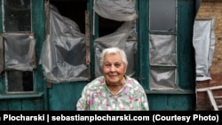 Лидия, 90-летняя женщина из Часова Яра. Её соседи давно покинули свои дома, а она считала, что никому не нужна, и хотела умереть в своём доме. Ноябрь 2023