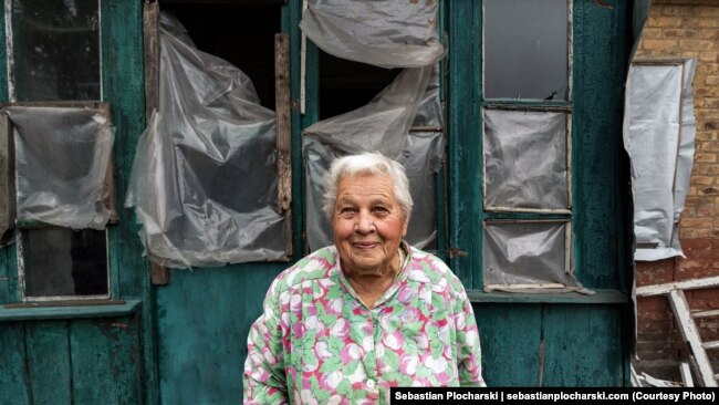 Лидия, 90-летняя женщина из Часова Яра. Её соседи давно покинули свои дома, а она считала, что никому не нужна, и хотела умереть в своём доме. Ноябрь 2023