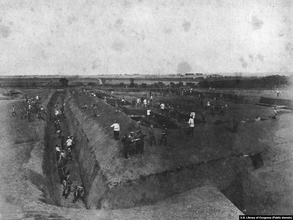 Ushtarët rusë duke përgatitur fortifikata pranë qytetit Liaoyang më 1904.