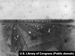 Russian soldiers preparing fortifications near the town of Liaoyang in 1904.