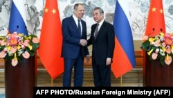 Ruski šef diplomatije Sergej Lavrov sa kineskim kolegom Vang Jijem na konferenciji za novinare nakon razgovora u Pekingu 9. aprila 2024.