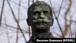 Паметникът на Иван Вазов в София