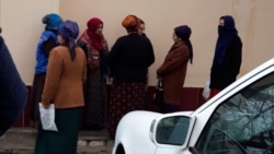 Aşgabatdaky bir edaranyň öňünde üýşüp duran zenanlar (Illýustrasiýa suraty)