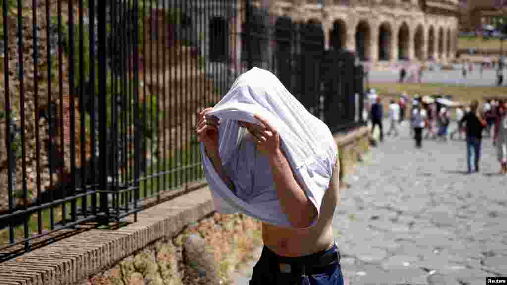 Az olasz főváros történelmi központja a történelmi hőhullám alatt. Rómában &bdquo;csak&rdquo; 41,8 Celsius-fokot mértek július 18-án. A hőmérséklet várhatóan tovább emelkedik a következő napokban