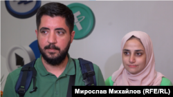  Аля и Сали Ел Шарафи след идването си на летището в София 