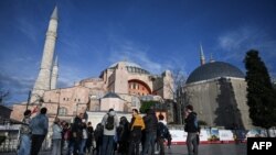 گردشگران مقابل مسجد ایا صوفیه در استانبول