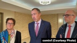 გაეროს წარმომადგენელი ჯიჰან სულთანოღლუ, ჟენევის დისკუსიების თანათავმჯდომარე ტოივო კლაარი და ეუთოს წარმომადგენელი ზიგფრიდ ვებერი.