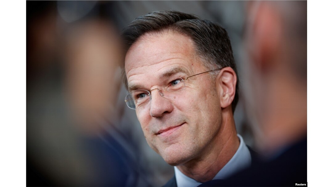Premierul olandez Mark Rutte vorbește cu presa în timpul unui summit informal al liderilor Uniunii Europene la Bruxelles, Belgia, 18 aprilie 2024.