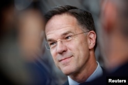 Premierul olandez Mark Rutte vorbește cu presa în timpul unui summit informal al liderilor Uniunii Europene la Bruxelles, Belgia, 18 aprilie 2024.