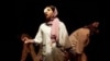 کوثر افتخاری در اجرای نمایش «خبری نیست آدم ساده»