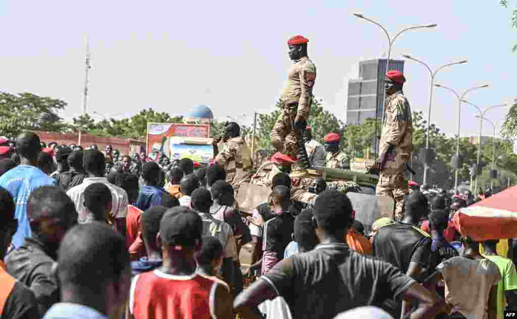 ЕУ / НИГЕР -&nbsp;Во понеделникот, земјите од Европската унија усвоија рамка за воведување санкции за членовите на хунтата што ја презеде власта во Нигер во јули, објави Бета.