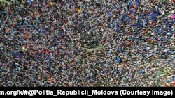 Imagini cu mulțimea adunată în Piața Marii Adunări Naționale, publicate de Poliția R. Moldova