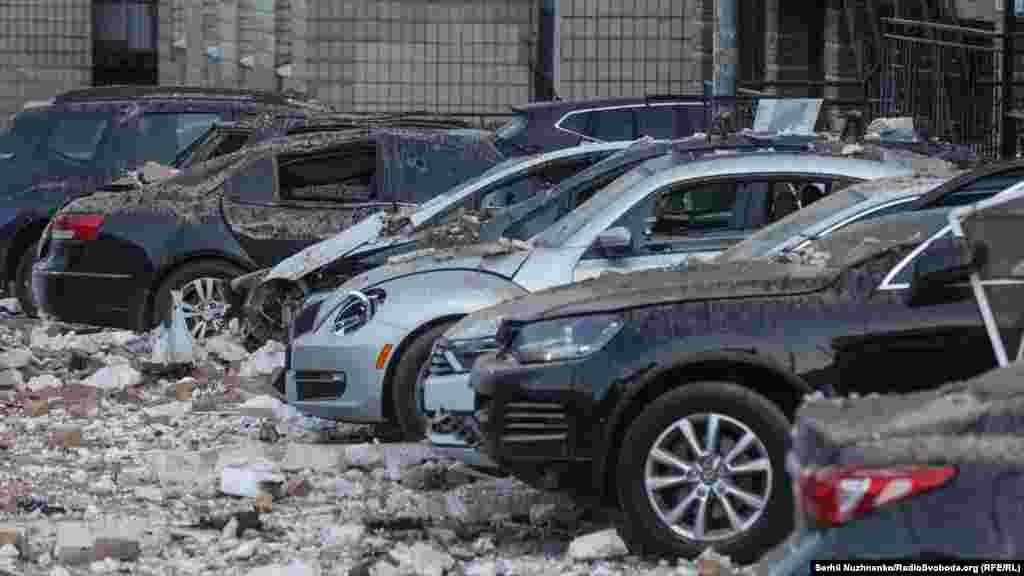 Внаслідок падіння уламків пожежі також були у приватних будинках Дарницького району, у Печерському &ndash; горіли три авто, зауважила київська влада