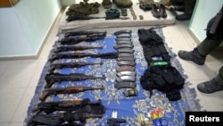 Зброя, знойдзеная пасьля ператрусаў у шпітальным комплексе ў Газе