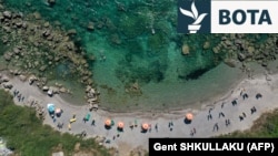 Fotografi nga lart e një plazhi në afërsi të Durrësit, e shkrepur më 2021. 