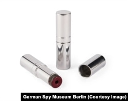 Оръжие във формата на червило - един от експонатите в Музея на шпионажа, Берлин, Германия.
