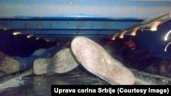 Krijumčarenje migranata u kamionskom bunkeru, fotografija Carine Srbije 