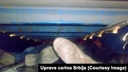 Fotoarhiv: Migranti pod krovom kamiona u Srbiji