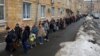 Oamenii stau la coadă pentru a intra într-o secție de votare în jurul orei 12, când are loc acțiunea „Amiază împotriva lui Putin”, acțiune promovată de Alexei Navalnîi și susținută de opoziția rusă. Moscova, 17 martie 2024.