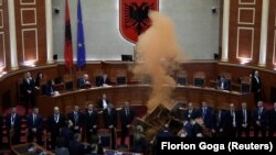 Një deputet i Partisë Demokratike, partia më e madhe opozitare e Shqipërisë, ndez një bombë tymuese me ngjyrë në shenjë proteste gjatë një seancë parlamenti në Tiranë, Shqipëri, 4 dhjetor 2023.