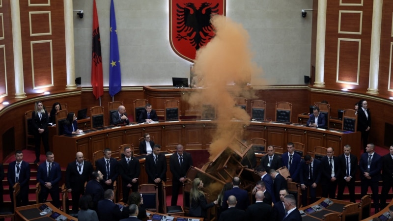 Shqipëri: Deputetët e përjashtuar përplasen me Gardën, shumica miraton rregullore të re