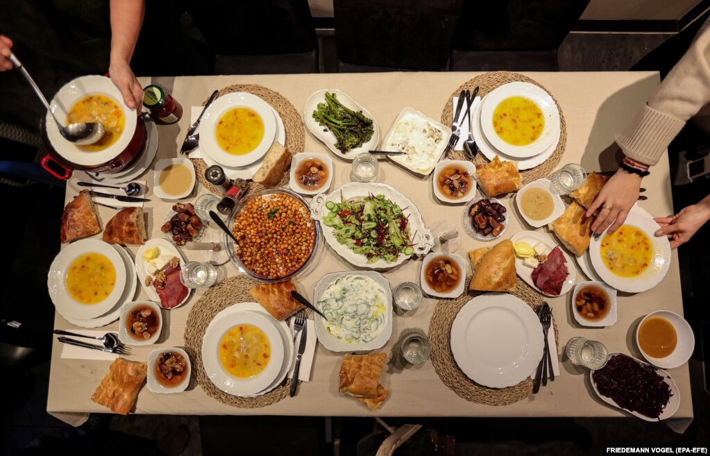 Familja Basol përgatit tryezën e iftarit gjatë Ramazanit në Duisburg, Gjermani, 24 mars 2023.